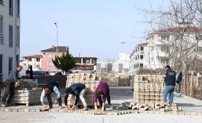 İznik’te kilitli parke taşı çalışmaları devam ediyor