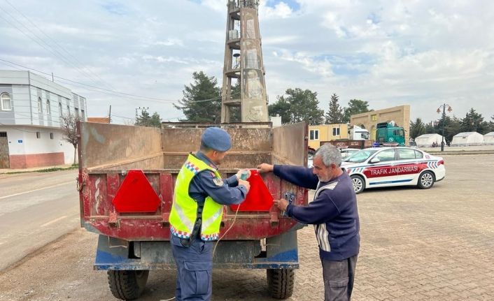 Jandarma traktör sürücülerine reflektör dağıttı