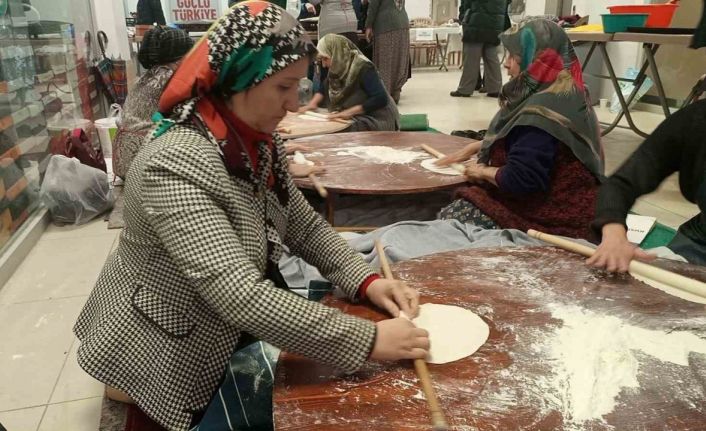 Kadın başkan depremzedeler için gözleme yaptı