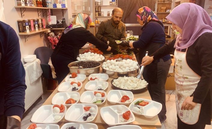 Kadınlar depremzedeler için sarma ve dolma yaptı