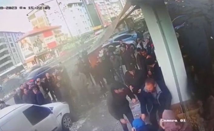 Kafasına buz düşerek hayatını kaybeden vatandaş güvenlik kamerasına yansıdı