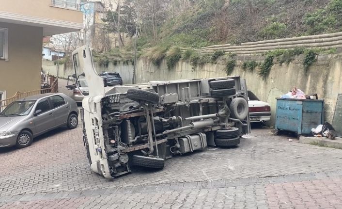 Kağıthane’de kamyonet devrildi: Araçları teğet geçti