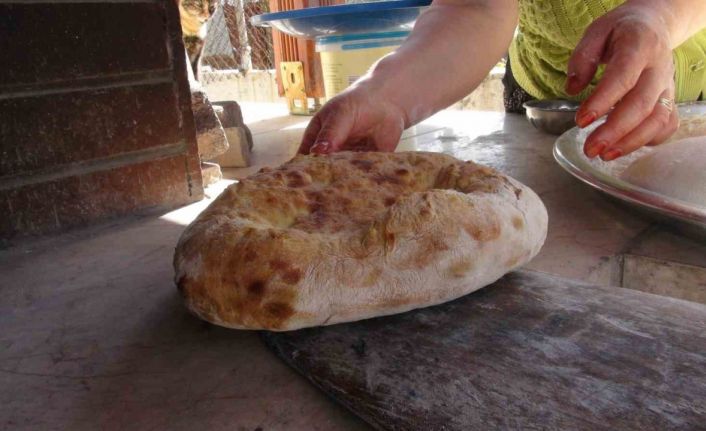 Kamile teyzenin ekmeği günlerce bayatlamıyor, sırrı mayasında