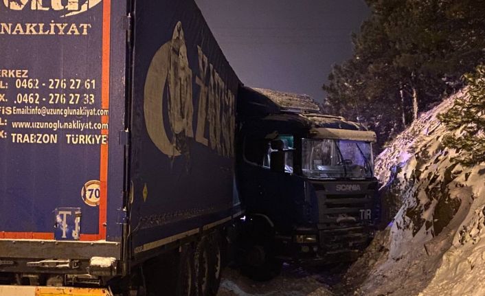 Kar kaza getirdi, tır toprak zemine çarparak durabildi: 1 yaralı