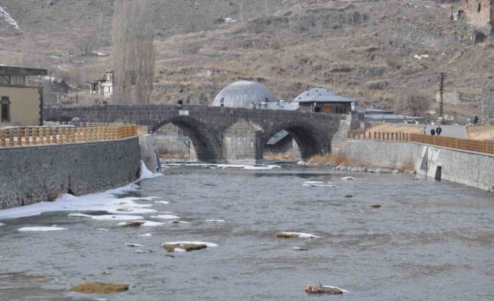 Kars Çayı’nın buzları çözülmeye başladı