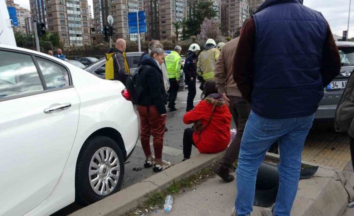 Kartal’da 2 kişinin yaralandığı trafik kazası kamerada