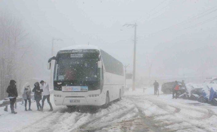 Kartepe’de kar aniden bastırınca araçlar zirveye çıkamadı