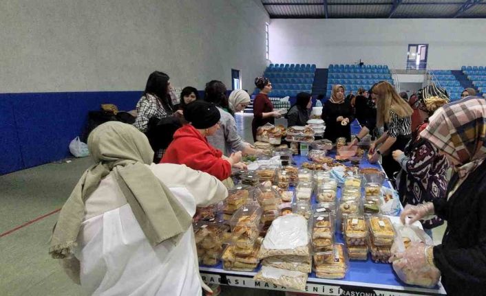 Kastamonu’da 2,5 saatte binden fazla ürün satıldı, geliri depremzedelere bağışlandı