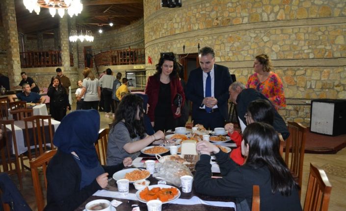 Kaymakam Odabaş, depremzede vatandaşlarla iftar sofrasında bir araya geldi