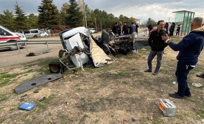 Kaza yapan otomobil parçalandı: 1 ölü, 1 yaralı