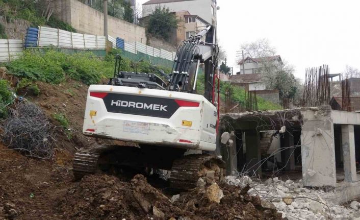 Kirişlerin toprakla doldurulduğu iddia edilmişti, yıkımına başlandı