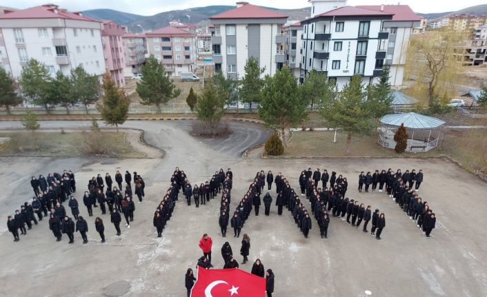 Kız öğrencilerden anlamlı ve duygu dolu ’18 Mart’ kutlaması