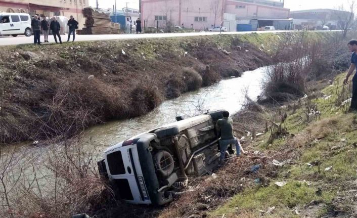 Kontrolden çıkan araç, dereye uçtu