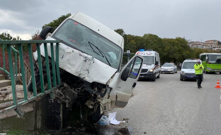 Kontrolden çıkan panelvan üst geçide çarparak durabildi: 2 yaralı