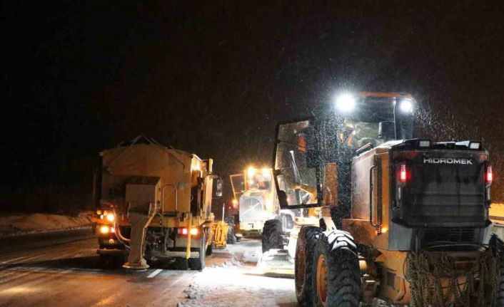 Kop Dağı Geçidinde kar ve tipiden ulaşımda aksamalar yaşandı