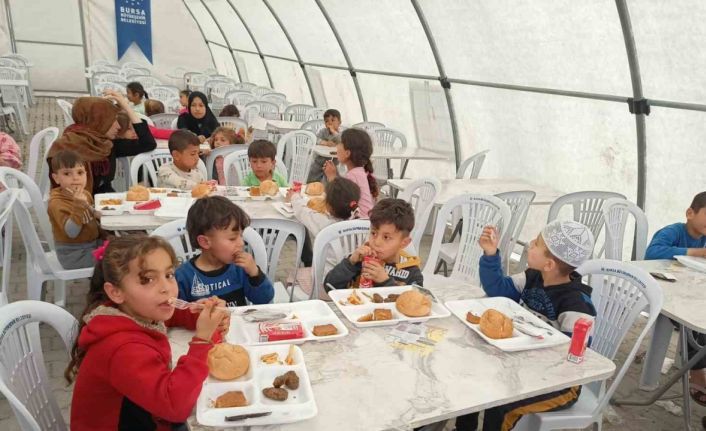 Küçük depremzedelere erken iftar