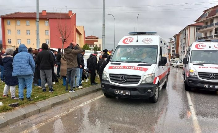 Kütahya’da işçi servisi ile münibüs çarpıştı: 7 yaralı