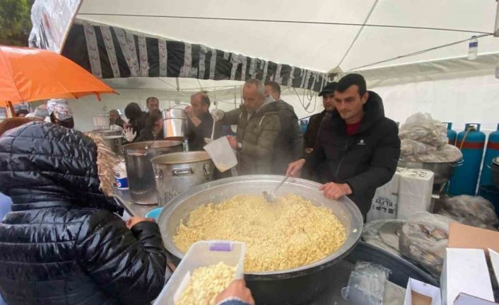 Lapseki Belediyesi deprem bölgesinde iftarlara başladı