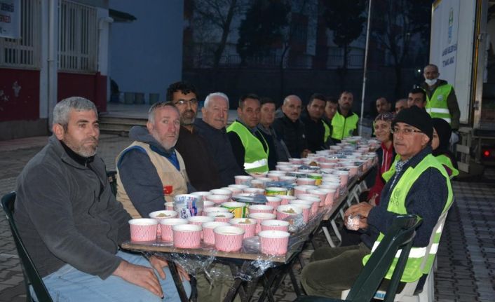 Lapseki Belediyesi deprem bölgesinde iftarlara devam ediyor