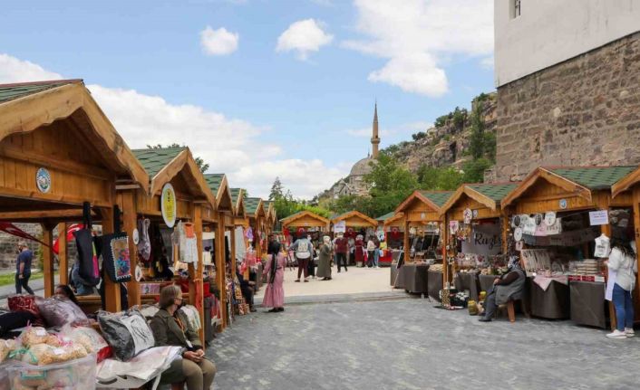 Maharetli Eller kendi gününde kendi yerinde