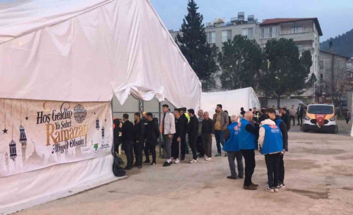 Mamak Belediyesi deprem bölgesinde iftar çadırları kurdu