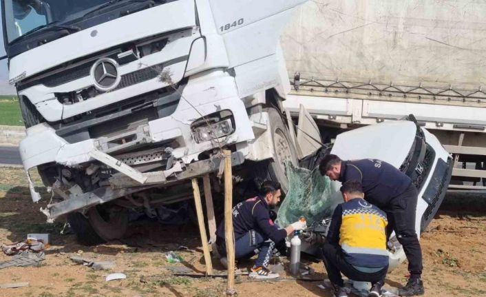 Mardin’de tır otomobili biçti: 2 ölü, 2 yaralı