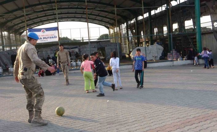 Mehmetçik’ten depremzede çocuklara moral desteği