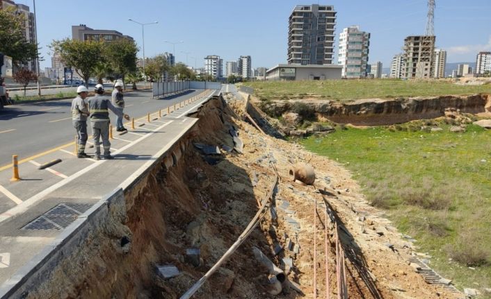 Mersin’de bisiklet yolu çöktü