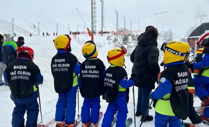 Minik kayak severler depremde hayatını kaybedenleri yarışarak andı