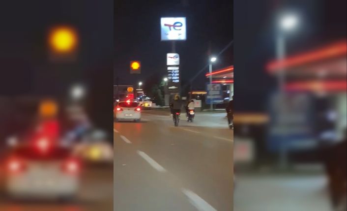 Motosikletli gençlerin trafikteki tehlikeli hareketleri kameralarda