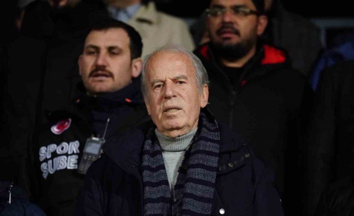 Mustafa Denizli, Eyüpspor-Altay maçını tribünden takip etti