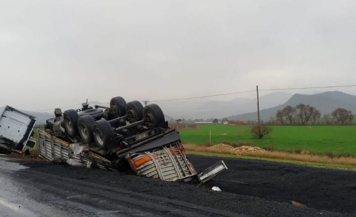 Nallıhan Ankara yolunda tır şarampole devrildi: 1 yaralı