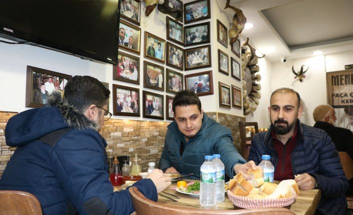 Ödüllü paçacı deprem sonrası dükkanını açtı, depremzedelere hizmet veriyor