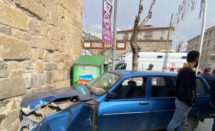 Önce kaldırımda yürüyen yayaya, sonra cami duvarına çarptı