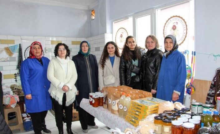 Osmaneli’nde depremzede aileler yararına hayır çarşısı kuruldu