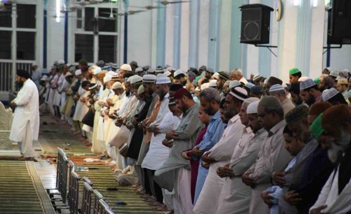 Pakistan’da ilk teravih namazı kılındı