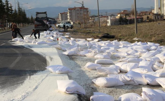 Parçalanan tırın dorsesindeki 200’e yakın un çuvalı etrafı dağıldı