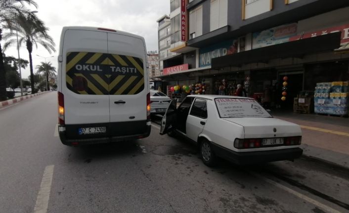 Park ettiği otomobilin kapısını açtı, hastanelik oldu