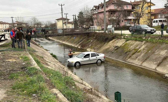 Park halindeki otomobil dereye uçtu