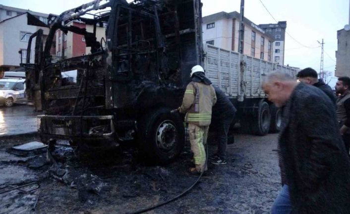 Pendik’te kamyonun alev alev yandığı anlar kamerada