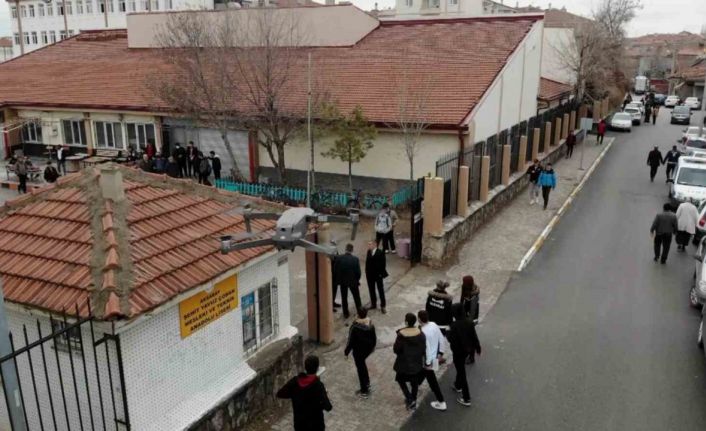 Polis, okul ve öğrencileri dron ile takip edip denetliyor