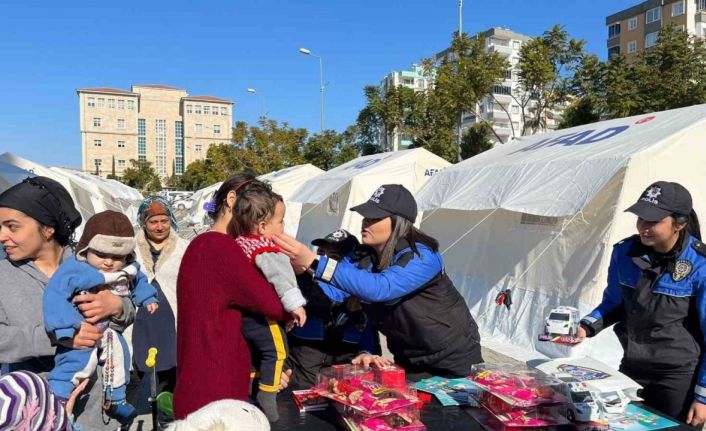 Polis yaraları sevgiyle sarıyor