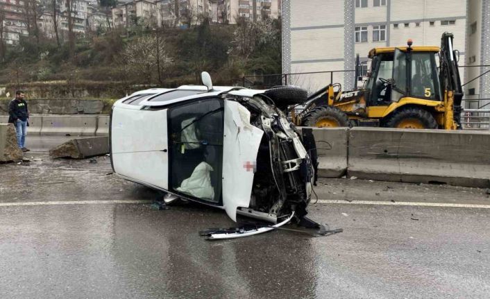 Refüje çarpan araç takla attı: 1 yaralı