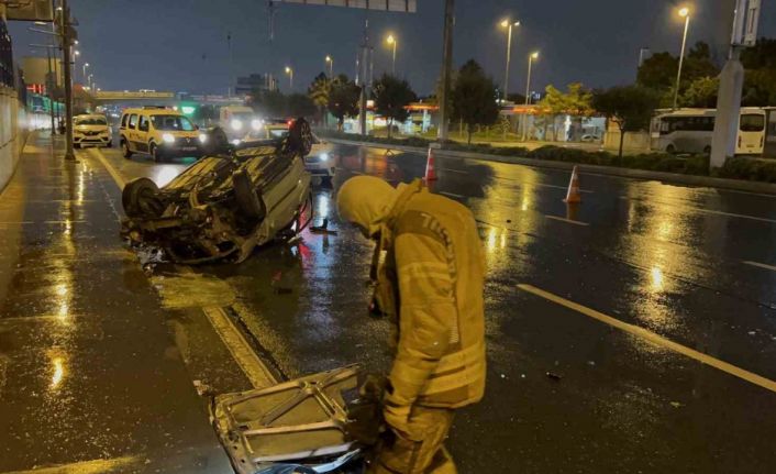 Refüjü aştı, karşı şeritteki araca çarpıp takla attı: 3 yaralı