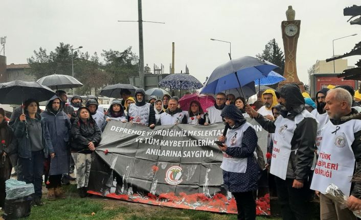 Sağlıkçılardan depremin sembolü saat kulesine karanfil