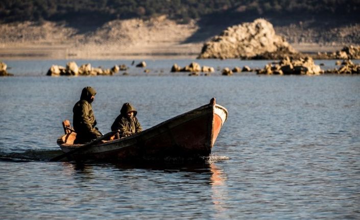 Salihli’de su ürünleri av yasağı başladı