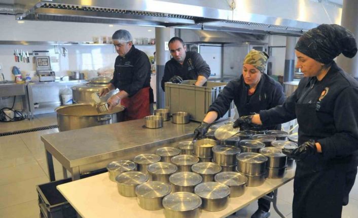 Samsun’da ihtiyaç sahiplerine iftarlık yemek ikram ediliyor