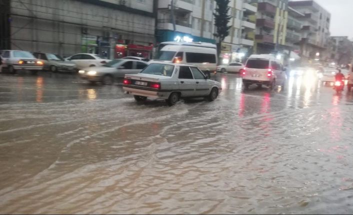 Şanlıurfa’da sağanak etkili oldu, yağışlar ekipleri alarma geçirdi