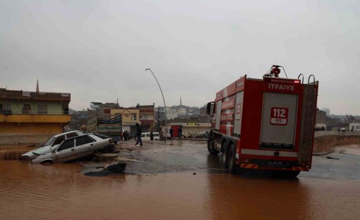 Şanlıurfa’da sele teslim olan köprülü kavşakta çalışmalar sürüyor