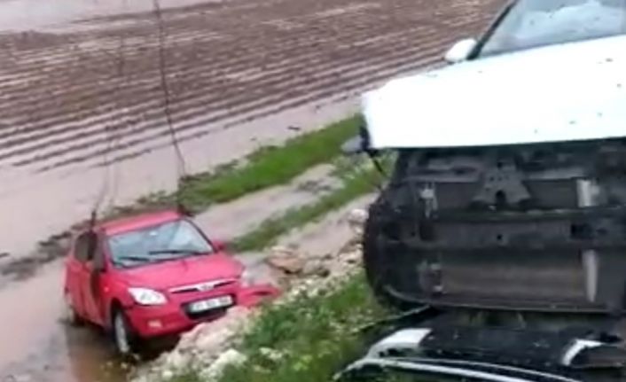 Şanlıurfa’da yollar göle döndü, köy yolları kapandı